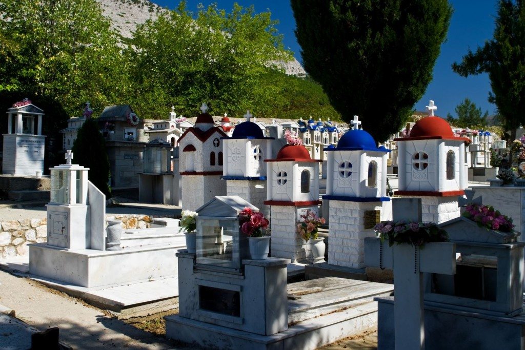 Friedhof in Theologos (Bild: Wikimedia, Nikodem Nijaki)